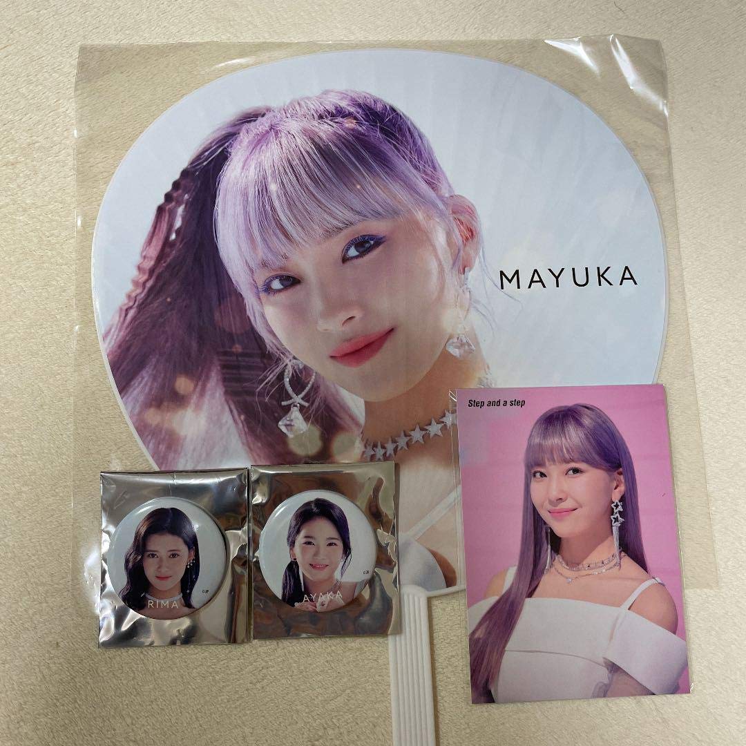 Amazon | NiziU stepanastepマユカ うちわ ポストカード 缶バッチ